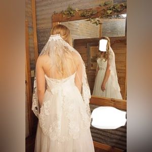 RARE FIND!! Stunning ivory wedding dress, with veil, AND detachable belt!!